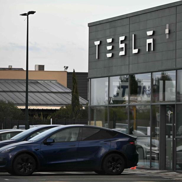 Dieser Tesla-Händler in Frankreich wurde sogar zum Ziel eines Brandanschlags. 