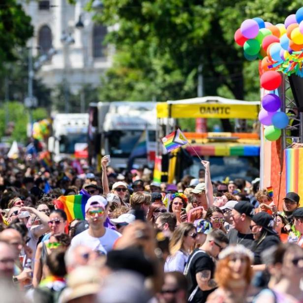 Menschenmenge bei der Pride Parade in der Wiener Innenstadt