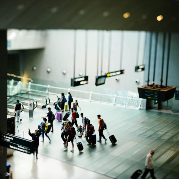 Menschen auf Flughafen (Symbolbild)