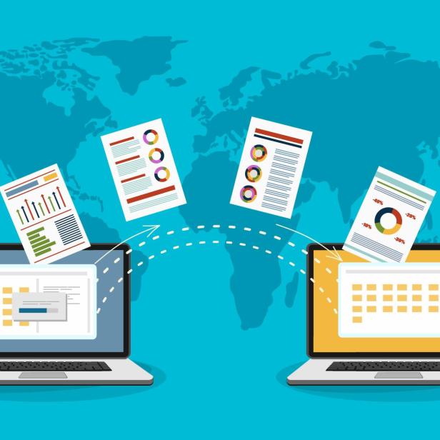 Eine Grafik mit zwei Laptops, es wird visualisiert, dass Dokumente transferiert werden, im Hintergrund ist eine Weltkarte zu sehen.