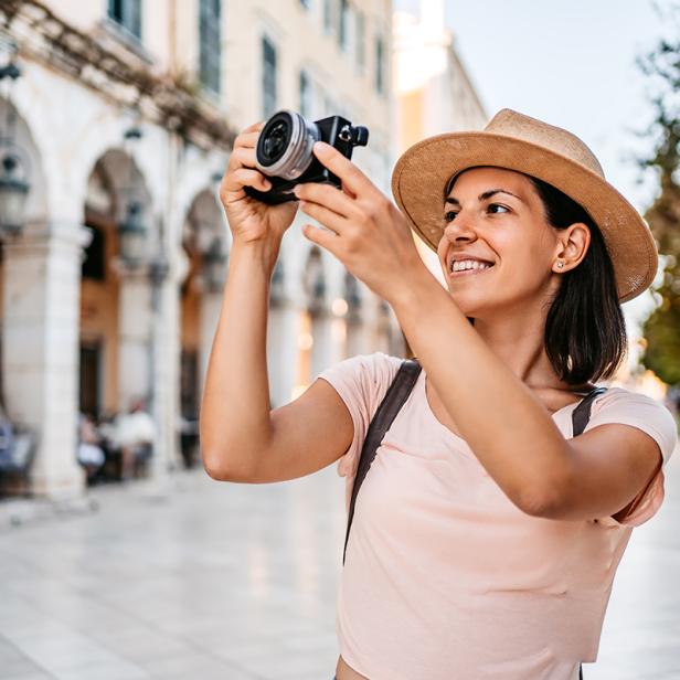 Eine Frau macht einen Schnappschuss im Urlaub Eine Frau macht einen Schnappschuss im Urlaub