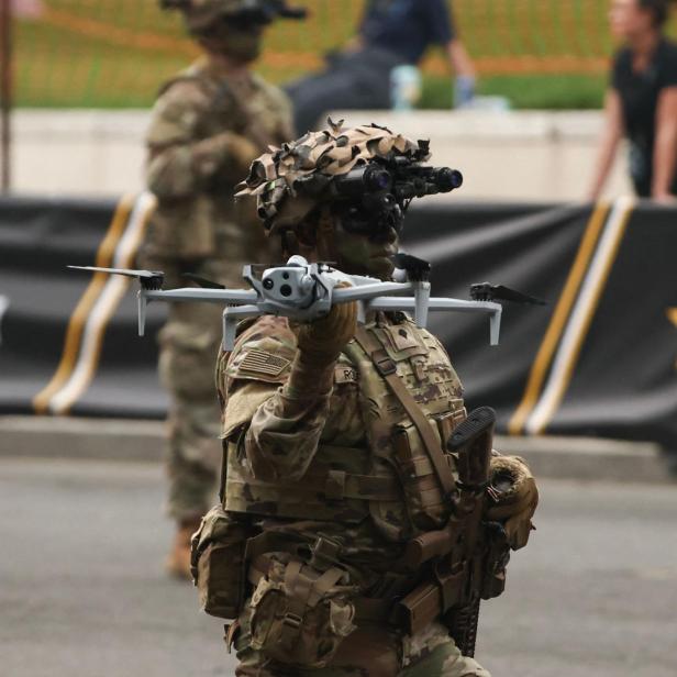 Soldat trägt Drohne in der Hand: US-Parade wird zur Lachnummer