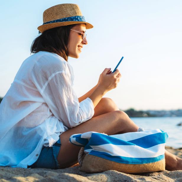 Am Strand ist gut chillen - solange das Smartphone nicht ins Schwitzen kommt