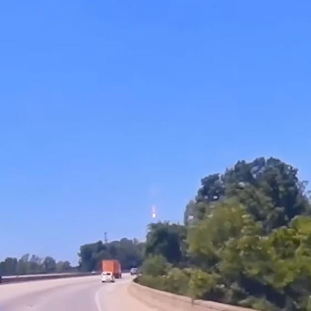 Dashcam-Bild eines Highways, am blauen Himmel der Feuerball