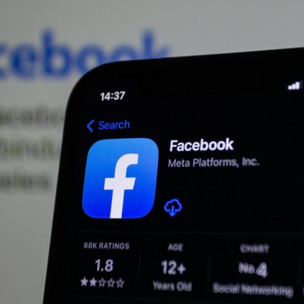 Foto eines Smartphones, auf dem Facebook im App Store zu sehen ist
