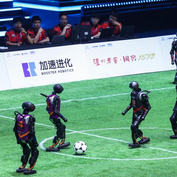 2 gegnerische Roboter-Teams traten gegeneinander an. 