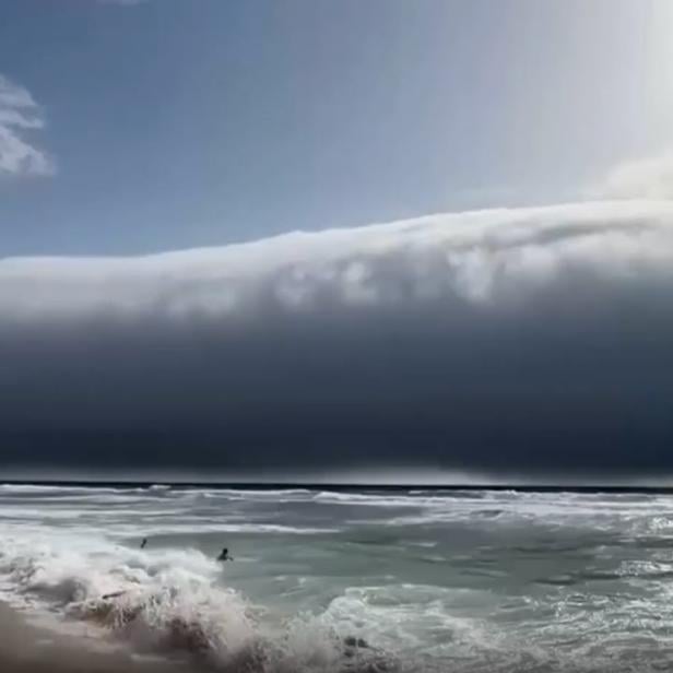 Seltene Wolkenwalze trifft auf Portugals Strände