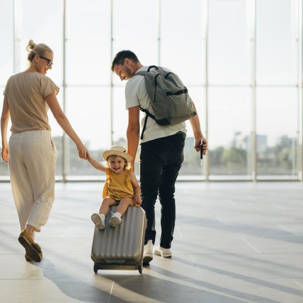 Junge Familie mit Kind am Flughafen.