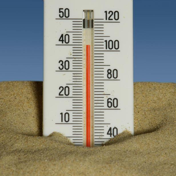 Thermometer im Sand (Symbolbild)