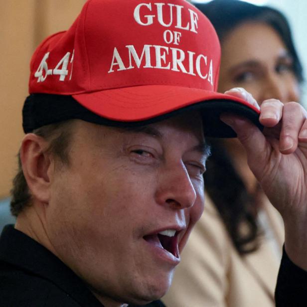 Elon Musk mit einer roten Kappe mit der Aufschrift „Gulf of America“.