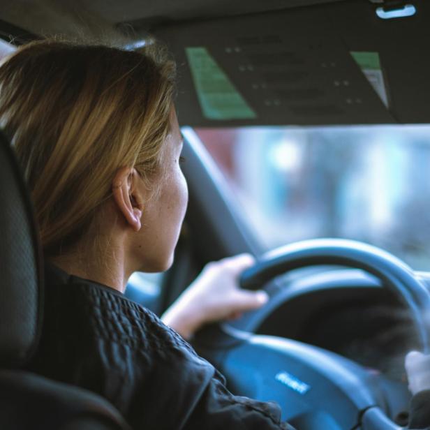 Frau sitz im Auto am Steuer