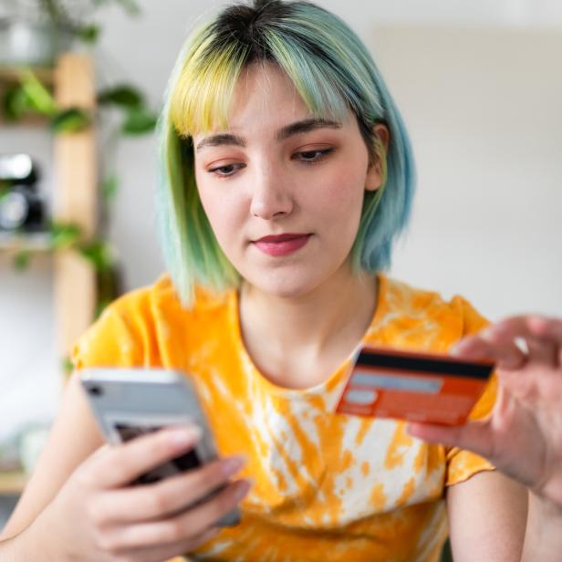Eine Frau beim Online-Shopping (Symbolbild)