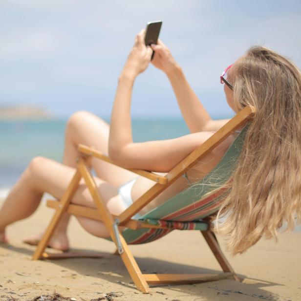 Damit man den Urlaub entspannt genießen kann, braucht es auch am Smartphone eine gewisse Vorbereitung.
