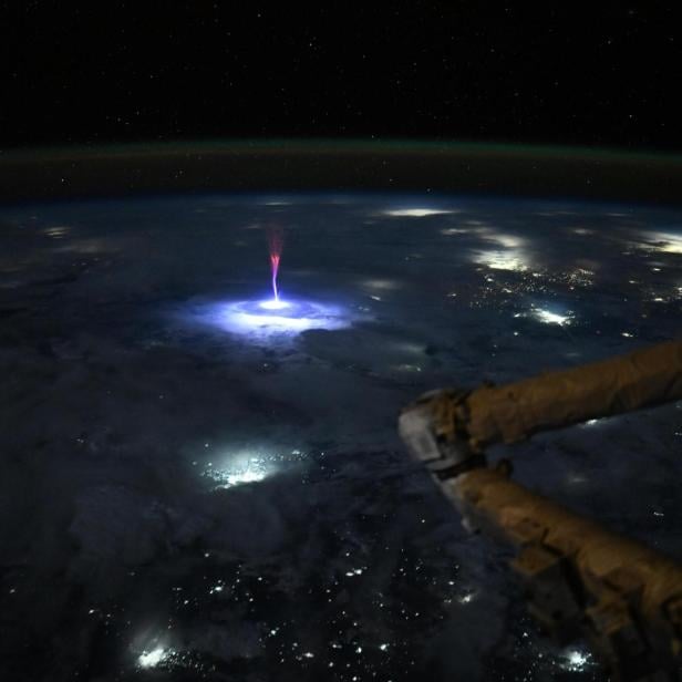 Blue Jet über der Grenze zwischen Mexiko und den USA, fotografiert von der ISS aus.