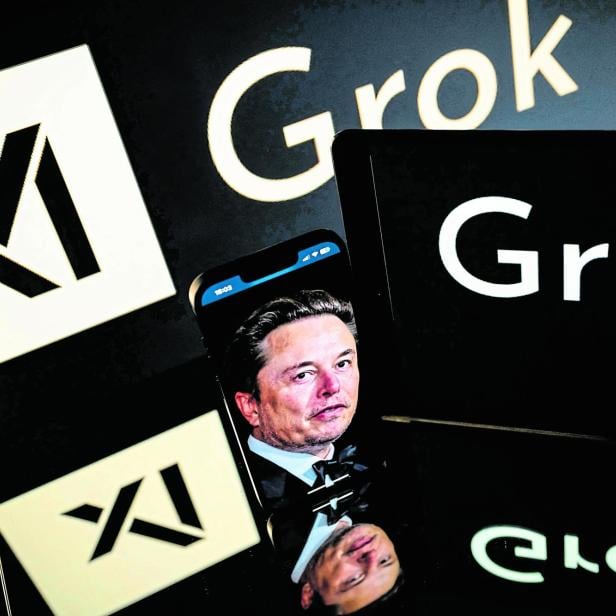 ein Foto von Elon Musk umgeben von den Logos von xAI und Grok