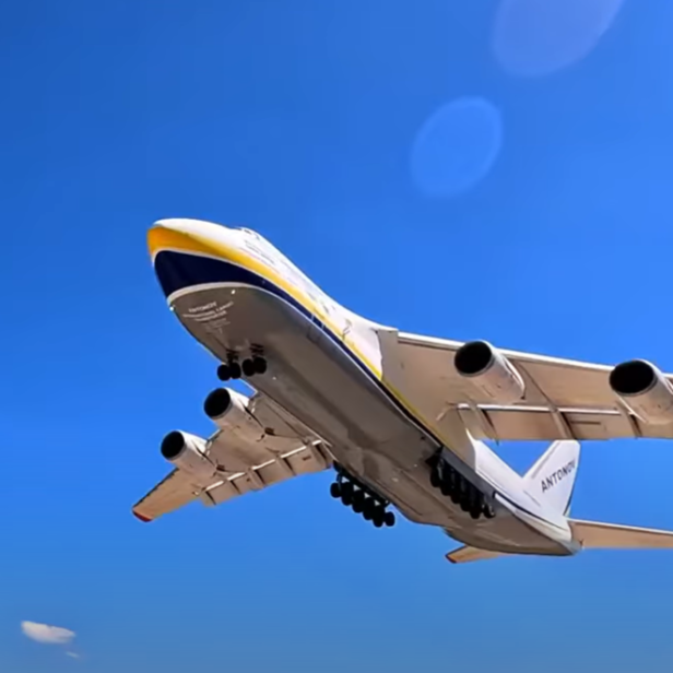 Die AN-124 beim Start in Kiew.
