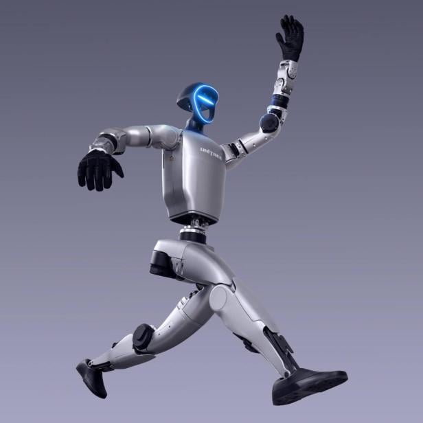 ein Unitree G1-Roboter springt mit den Armen in der Höhe in die Luft