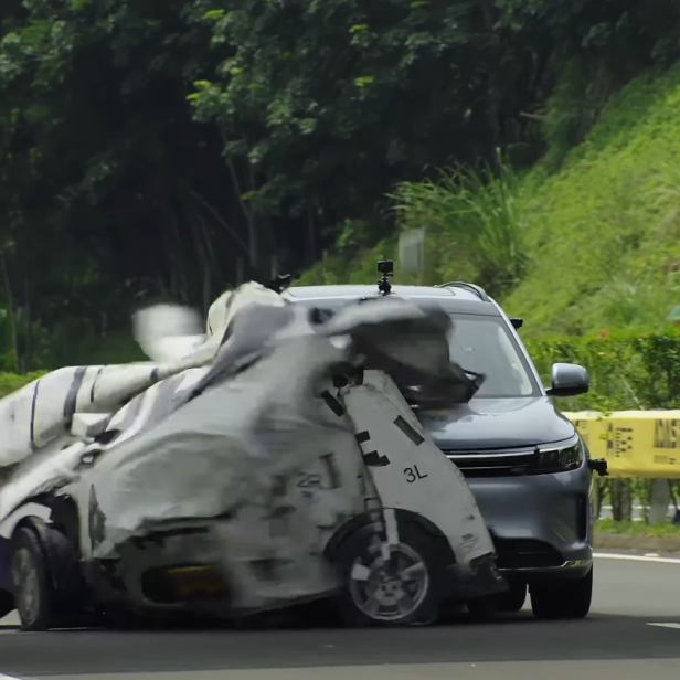 Ein Auto-Dummy wird bei einem Test zerfetzt.