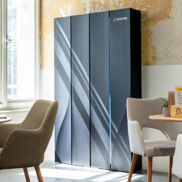 Der Batteriespeicher "Guardian Angel" von Kite Rise ist so sicher, dass er im Wohnraum stehen kann.