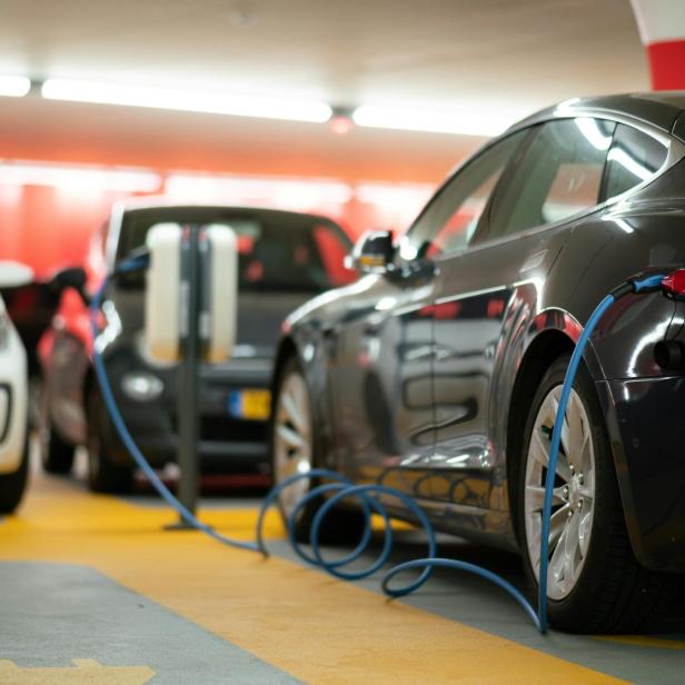 Symbolbild Elektroauto im Parkhaus