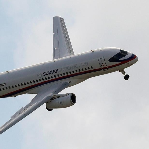 Russischer Passagierjet wegen vertauschter Sensoren abgestürzt (im Bild: ein Sukhoi Superjet 100)