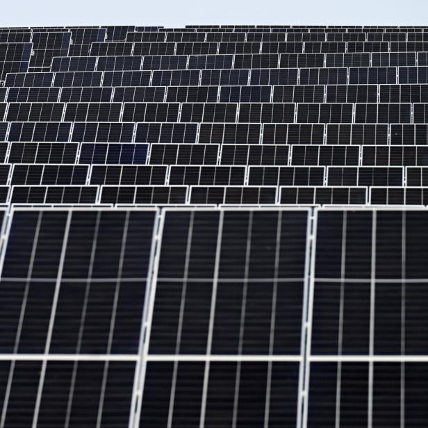 Photovoltaikanlage mit Solarpaneelen zur Erzeugung von Solarenergie.