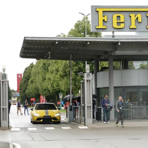 Das E-Auto von Xiaomi verlässt das Ferrari-Gelände.