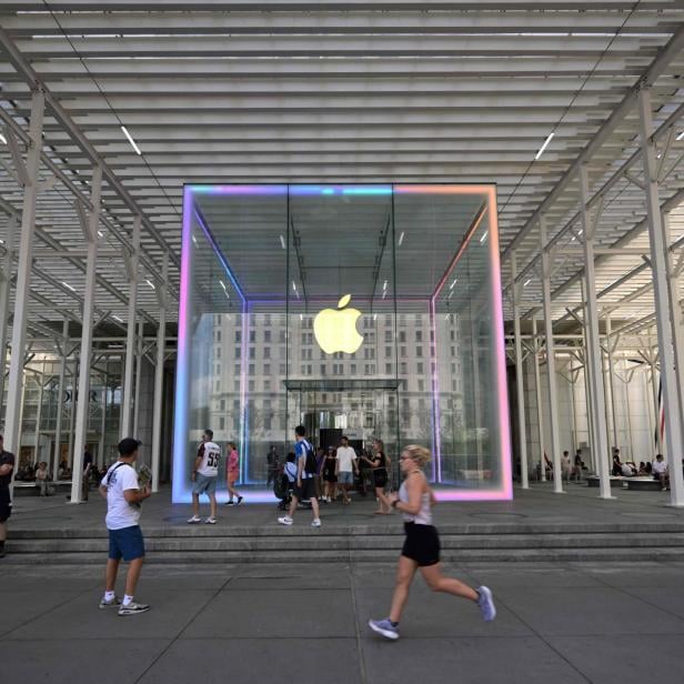 FILES-US-INTERNET-TECHNOLOGY-EARNINGS-APPLE-TARIFF