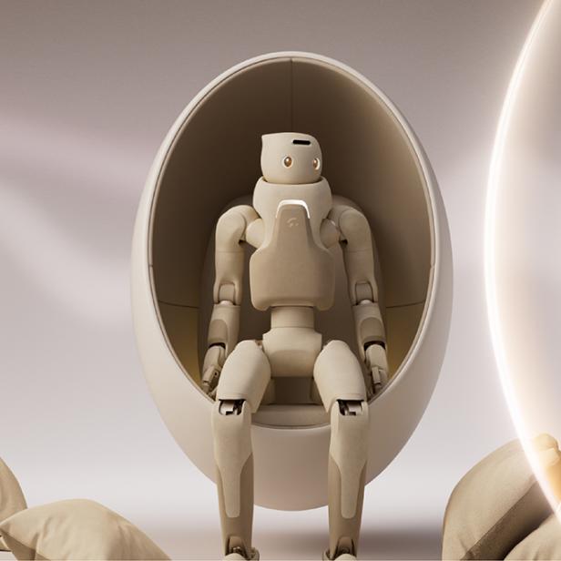 beiger Roboter in einem beigen sessel vor beigem Hintergrund