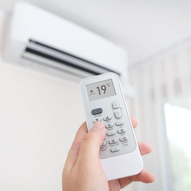 Klimaanlage mit Fernbedienung.