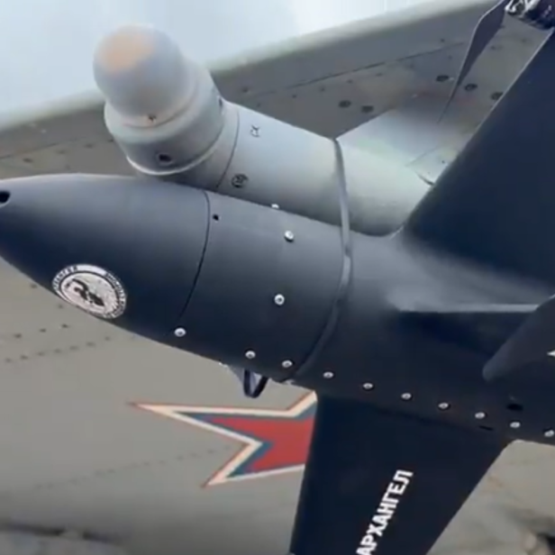 Drohne mit Kabelbinder am Jet