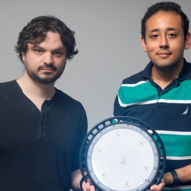 Abe Davis und Peter Michael von der Cornell University mit einer Wasserzeichen-Lampe.
