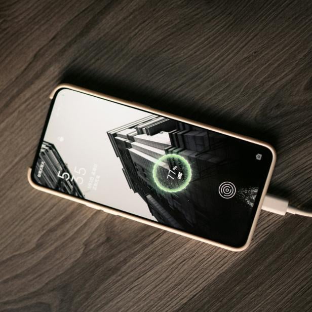 Deswegen lädt dein Handy-Akku so langsam