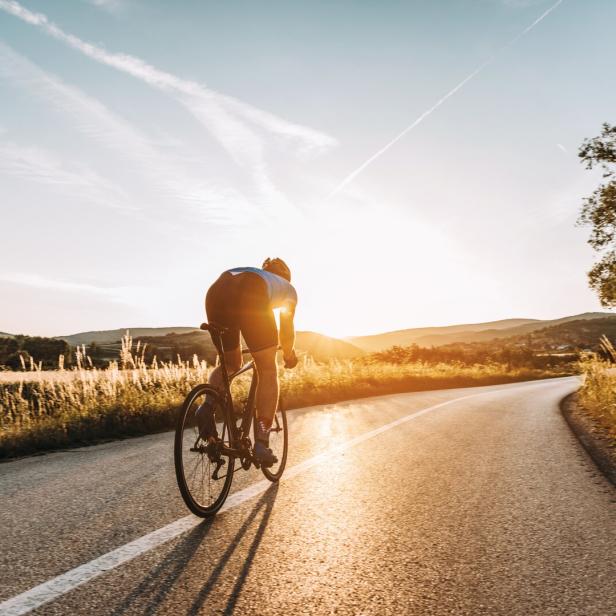 Ein professioneller Radrennfahrer auf einer Trainingsfahrt.
