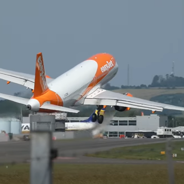 Die Landung eines Easyjet Airbus A320 scheint schiefzugehen.