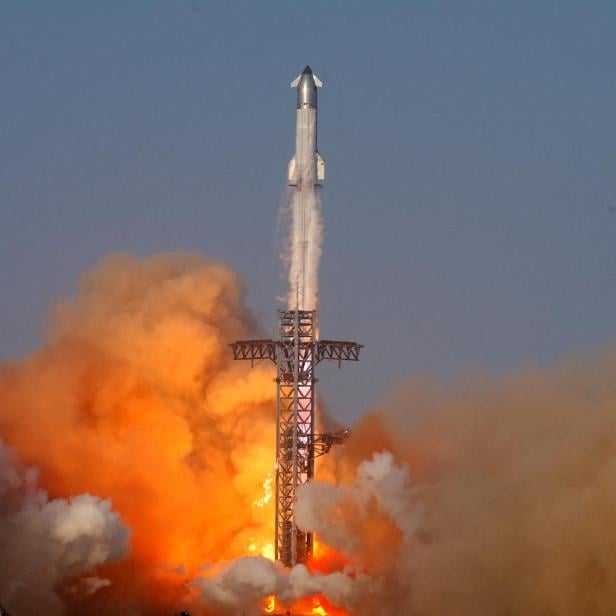 SpaceX's Starship-Raumschiff der nächsten Generation auf seiner Super Heavy-Trägerrakete wird gestartet.