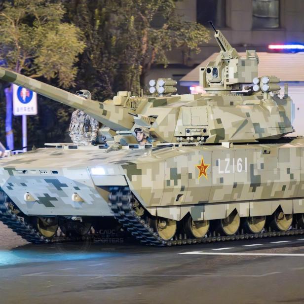 Ein chinesischer ZTZ-201-Panzer fährt auf einer städtischen Straße.