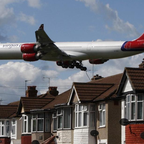 A Virgin Atlantic aircraft comes in to land at Heathrow Airport, in London in this file photo taken May 26, 2009. Delta Air Lines Inc said it was buying a 49 percent stake in Virgin Atlantic for $360 million on Tuesday. The sale came after sources familiar with the matter said Delta, the second-largest U.S. airline by operating revenue after United Continental Holdings, wants to gain access to Virgin&#039;s landing rights at London&#039;s Heathrow airport. REUTERS/Luke MacGregor/Files (BRITAIN - Tags: TRANSPORT BUSINESS)