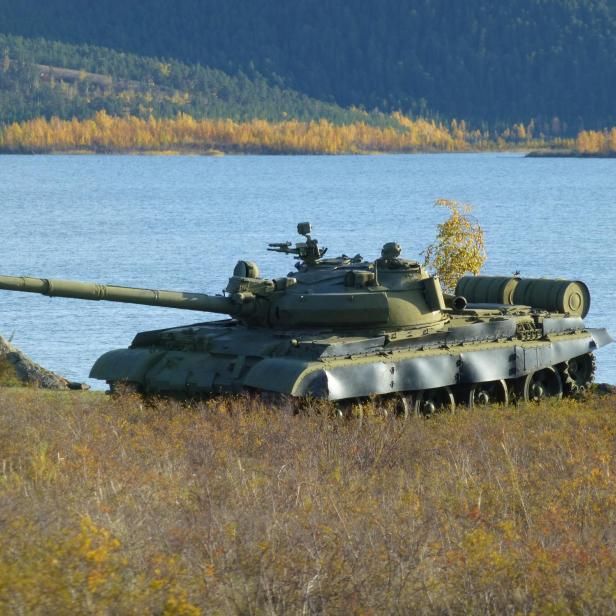 Ein T-62M Panzer steht am Ufer eines Sees.