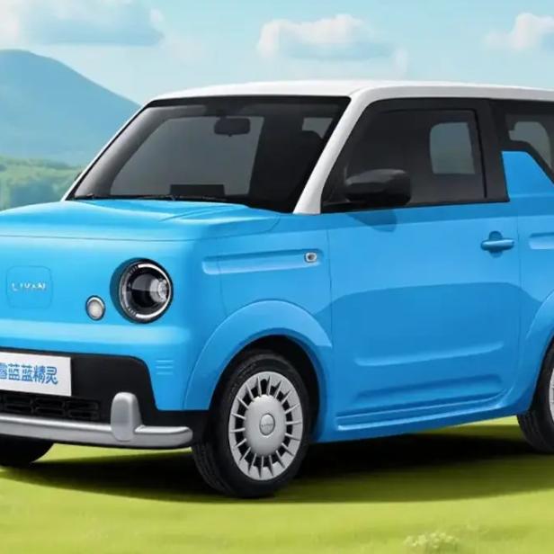 Werbebild des blau-weißen e-Autos Livan Smurf vor fake-Natur-Hintergrund