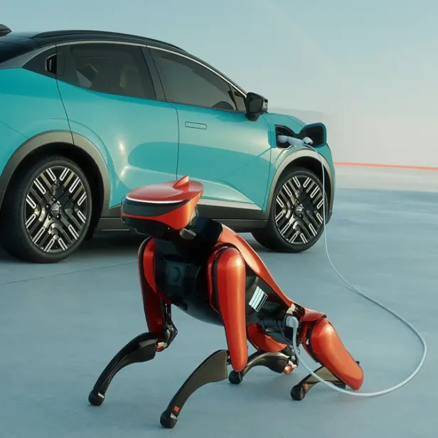 Türkises Auto im Hintergrund, im Vordergrund ist ein rot-schwarzer Roboterhund, der via Kabel am E-Auto angesteckt ist.