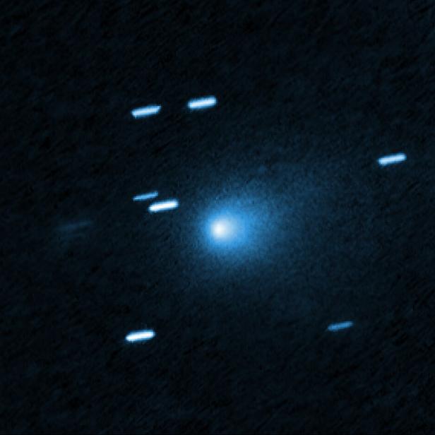 Das Bild zeigt die einzige bisherige Aufnahme von 3I/ATLAS, die das Hubble-Teleskop aufgenommen hat. Es zeigt das Leuchten des Objektes.