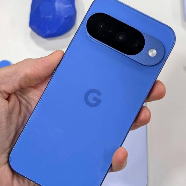 Eine Hand hält ein blaues Google Pixel Smartphone.
