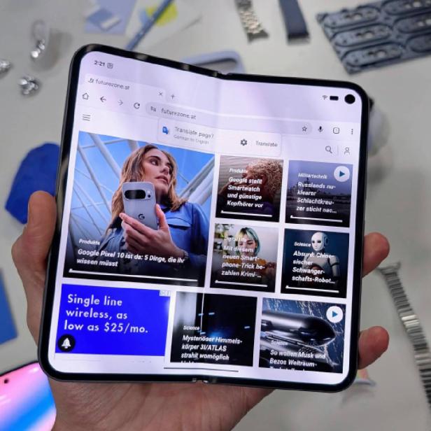 Ein Google Pixel Fold Smartphone wird in der Hand gehalten.