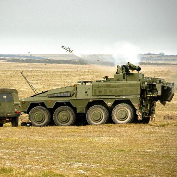 Boxer startet eine Javelin-Rakete.