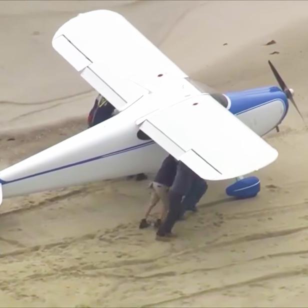 Mehrere Versuche und Helfer waren nötig, damit sich das Flugzeug aus dem weichen Sand befreien konnte.