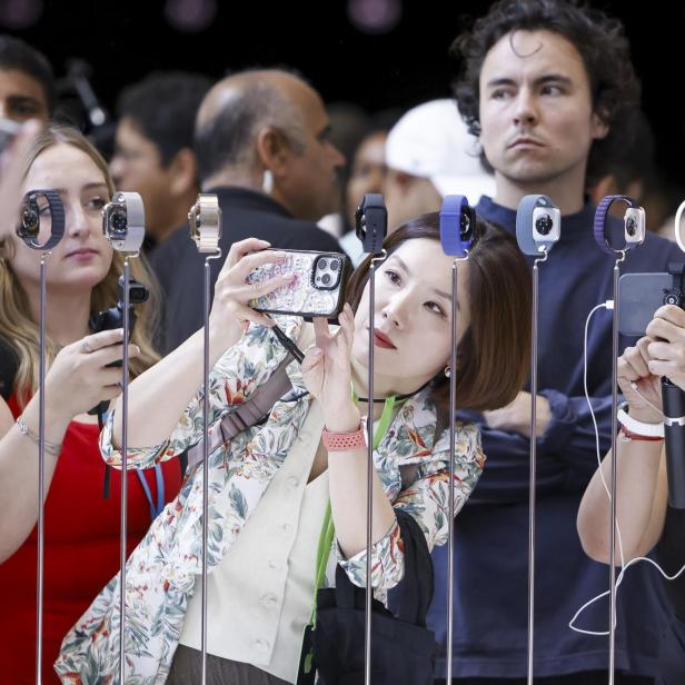 Besucher fotografieren die Apple Watch Serie 10 auf einem Launch-Event.