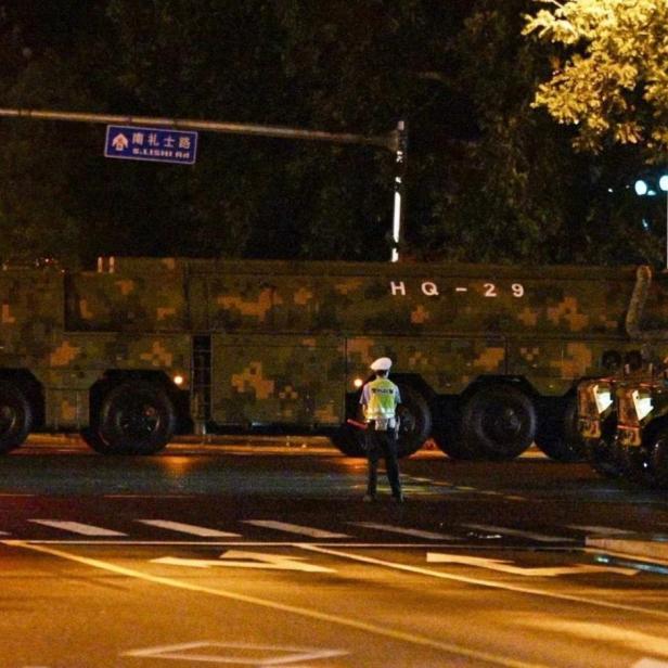 Ein Militärfahrzeug vom Typ HQ-29 steht nachts auf einer Straße in China.