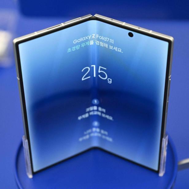 Das Samsung Galaxy Z Fold7 wird mit einem Gewicht von 215g beworben.