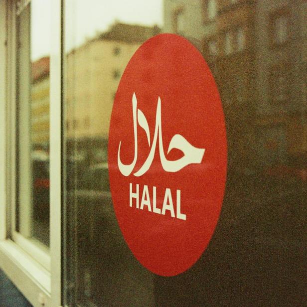 Symbolbild: Halal-Schild vor einem Restaurant.